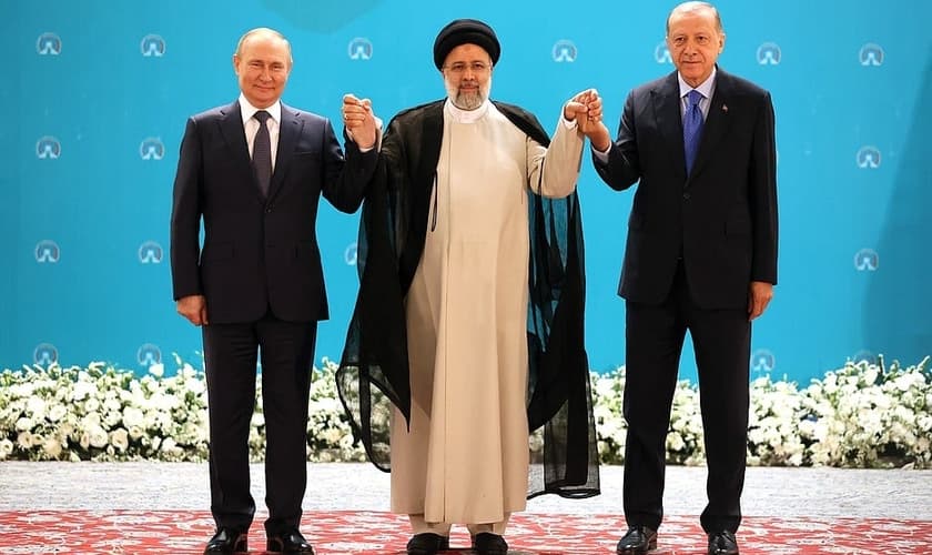 Vladimir Putin, Ebrahim Raisi e Recep Tayyip Erdoğan. (Foto: Reprodução/Kremlin)