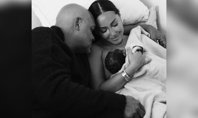 Israel Houghton e Adrienne Bailon Houghton anunciaram o nascimento de seu primeiro filho. (Foto: Instagram/Adrienne Houghton).