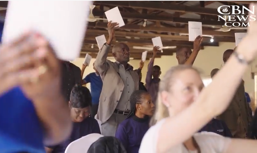 Há mais de 5 mil tradutores no país africano traduzindo as Escrituras em 20 idiomas nativos. (Foto: Reprodução/CBN News).