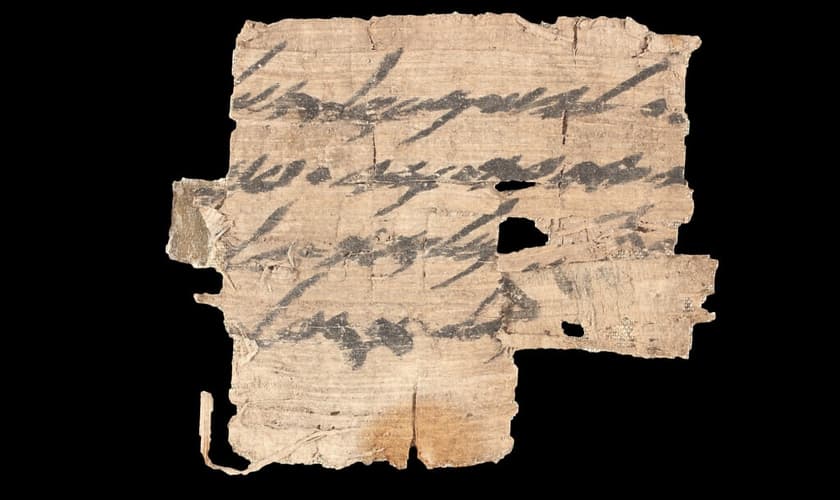 Fragmento de papiro. (Captura de tela/Autoridade de Antiguidades de Israel)