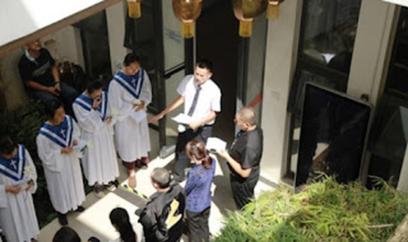 Pastor Dai Zhichao pregando no funeral. (Foto: ChinaAid)