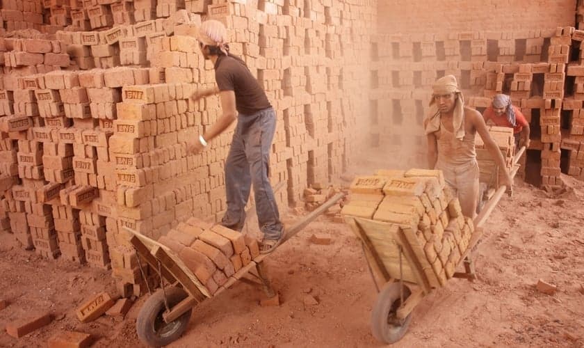 Trabalho escravo em olaria de Uttar Pradesh, Índia. (Foto: Flickr/ILO Asia-Pacific)