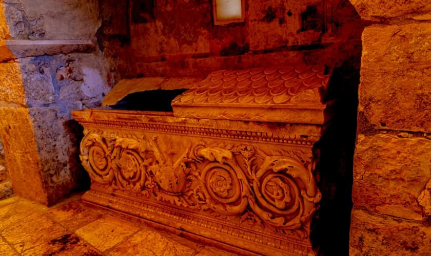 Suposto túmulo de São Nicolau, na Turquia. (Foto: Flickr/Rab Lawrence)
