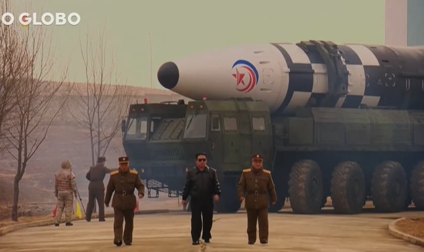 Kim Jong-un em teste de míssil balístico, em março de 2022. (Foto: Captura de tela/YouTube Jornal O Globo)