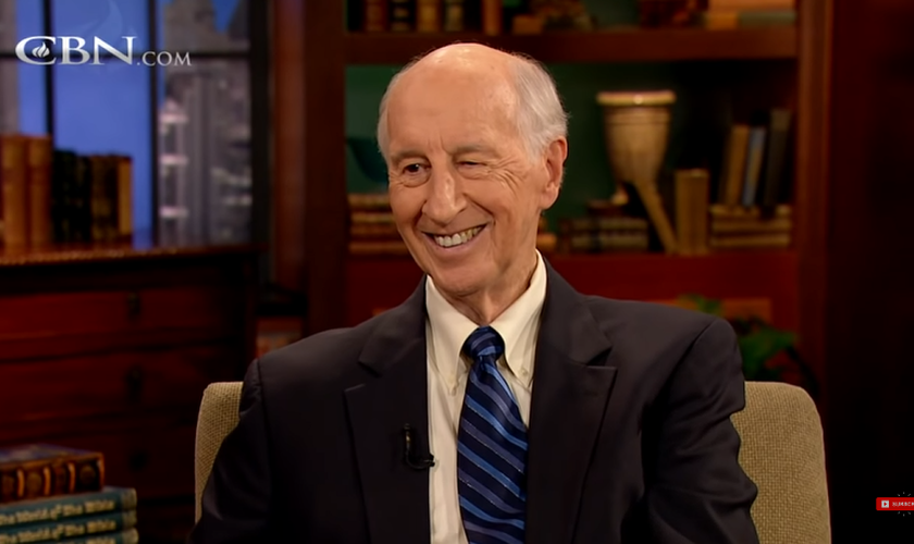 Jack Hayford faleceu aos 88 anos, enquanto dormia, no domingo (8). (Foto: Reprodução/YouTube/The 700 Club).