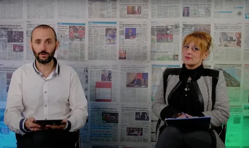 Os jornalistas Mario Camilleri e Rita Bonnici, que enfrentam acusações criminais por entrevistar Matthew Grech. (Foto: Reprodução/PMnews Malta)