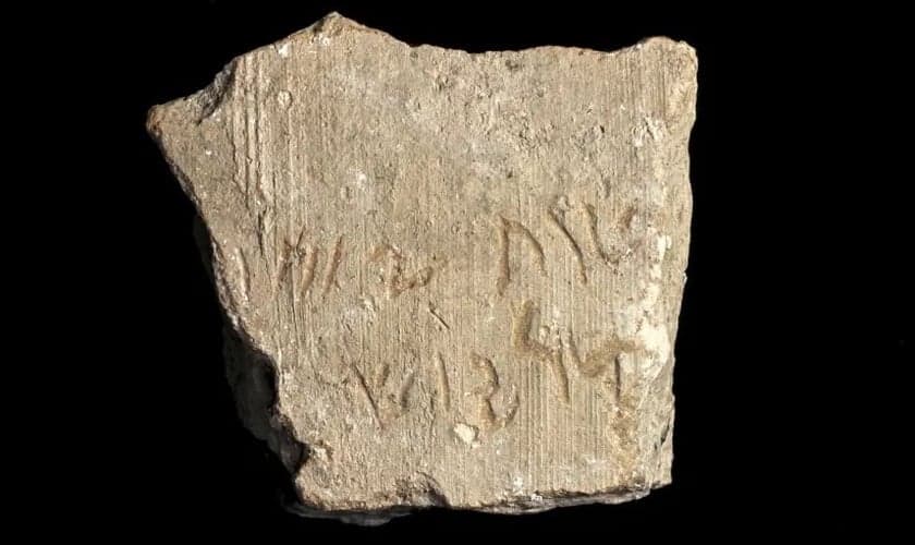 Inscrição diz ‘Ano 24 de Dario’. (Foto: Shai Halevi/Autoridade de Antiguidades de Israel)