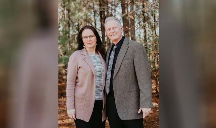 Pastor Rick Buchholz e sua esposa, Kathy. (Foto: Reprodução/God Reports)