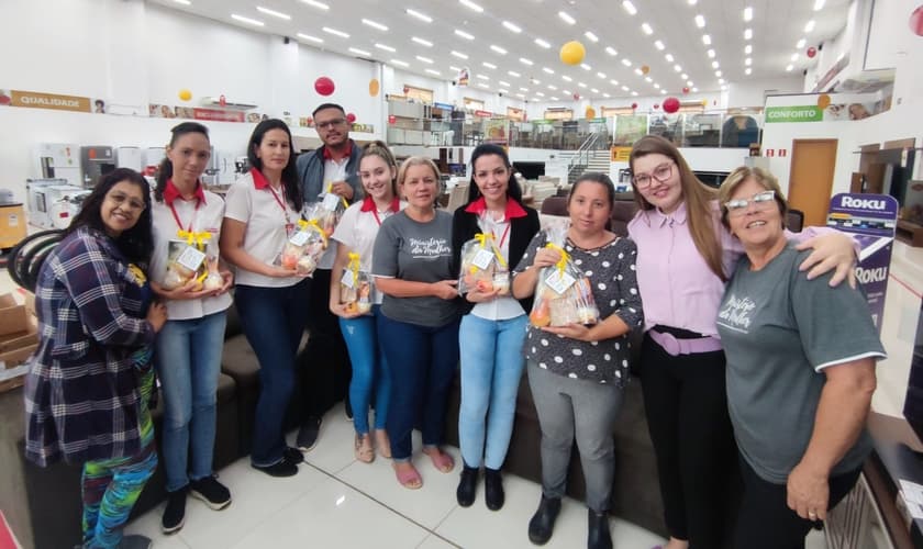 Funcionários recebem oração antes do expediente. (Foto: Reprodução/Igreja Adventista do Sétimo Dia)