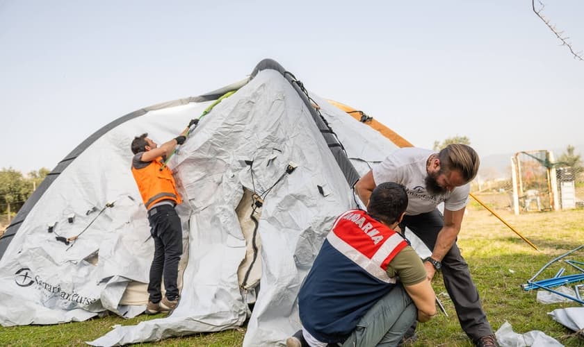 Equipe de ajuda na montagem das tendas. (Foto: Reprodução/Samaritan's Purse)