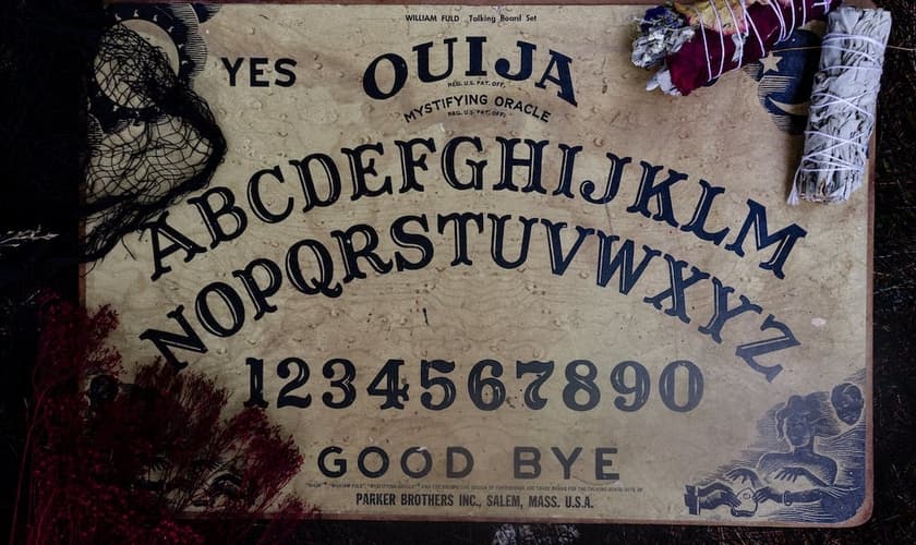Imagem de um tabuleiro Ouija. (Foto: Pexels/Emily MacDonald)