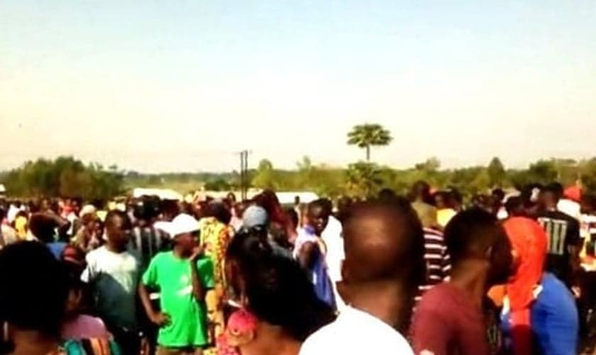Cristãos e aldeões vão até o local onde o pastor Bulwa foi assassinado. (Foto: Reprodução/Morning Star News)