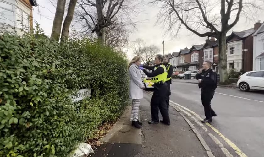 Isabel Vaughan-Spruce foi presa por policiais do Reino Unido por orar em silêncio. (Foto: Reprodução/ADF UK)