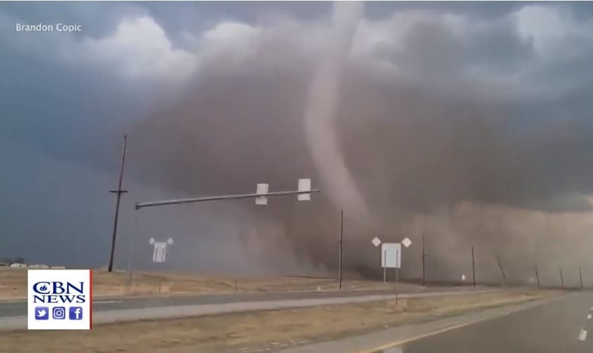 Tornados devastaram bairros no país. (Foto: Reprodução/CBN News)