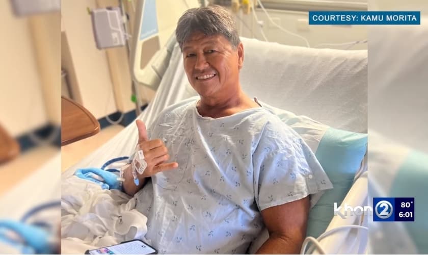 Mike Morita durante a recuperação no hospital. (Foto: Reprodução/YouTube/KHON2 News)