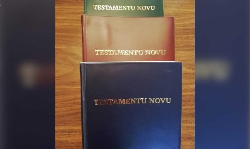 Cópias impressas do "Testamentu Novu" em Annobonese. (Foto: Facebook/PROEL Espanha).