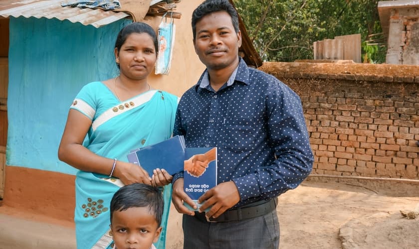 Família de cristãos na Índia. (Foto: Imagem ilustrativa/Bible League International).