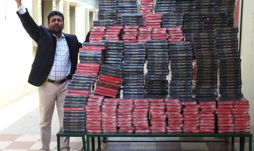 Plantadores de igrejas distribuem Bíblias para indianos. (Foto: New Life Orissa)