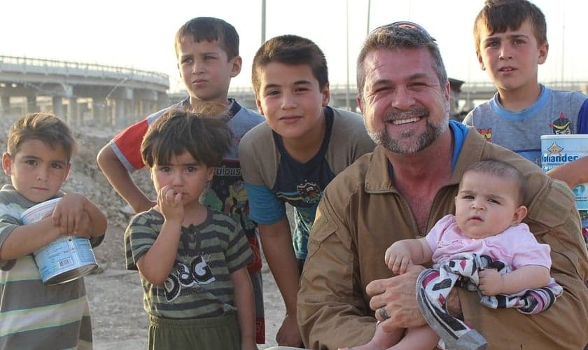 Victor Marx tem levado ajuda a crianças em zonas de guerra. (Foto: Facebook/Victor Marx).