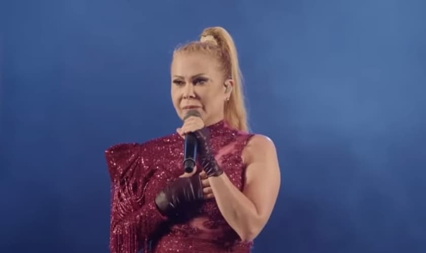 Joelma incentivou o público a se voltar para Deus antes que seja tarde. (Foto: Reprodução/YouTube/Genesis HD).