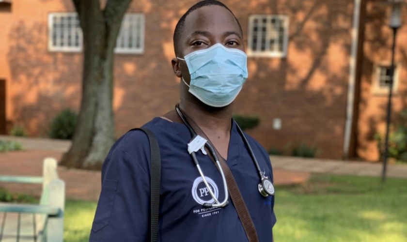 Sithembiso atua como residente em três hospitais na África do Sul. (Foto: Reprodução/ Christian Today)