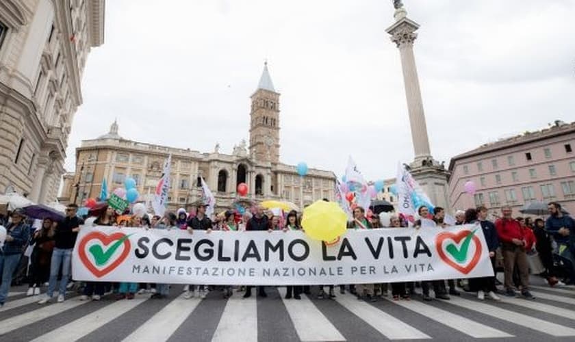 Pessoas e famílias participaram da Manifestação pela Vida na Itália. (Foto: Daniel Ibáñez/ACI).