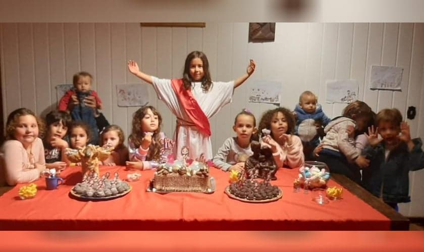 Lis e seus convidados em sua festa de aniversário. (Foto: Reprodução/Twitter/Giulia Araújo)