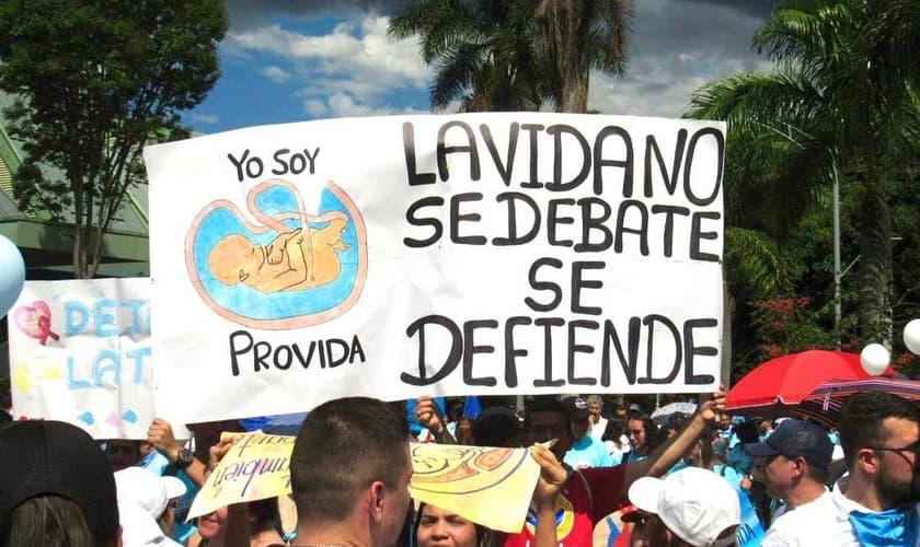 Manifestantes pró-vida vão às ruas na Colômbia. (Foto: Reprodução/Instagram/Unidos Por La Vida Colombia)