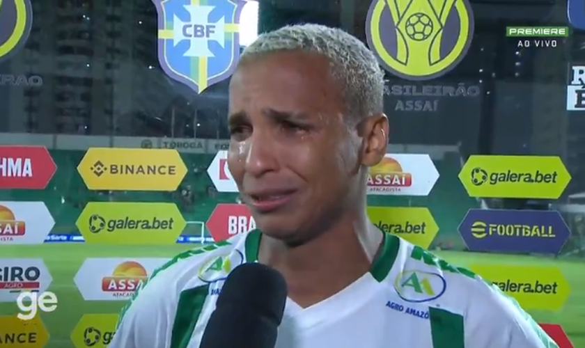Deyverson, do Cuiabá, chorou em entrevista ao lembrar da amiga que lutou contra o câncer. (Foto: Reprodução/Globo Esporte).