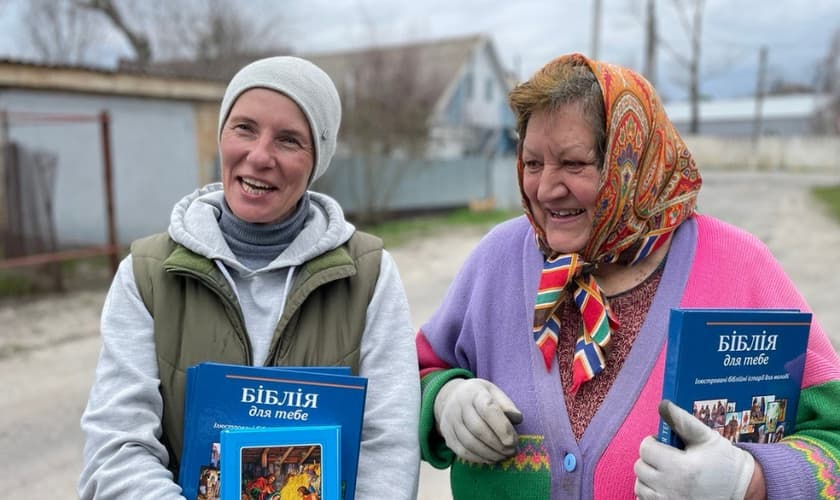 Ucranianas com suas Bíblias. (Foto: Sociedade Bíblica da Ucrânia)