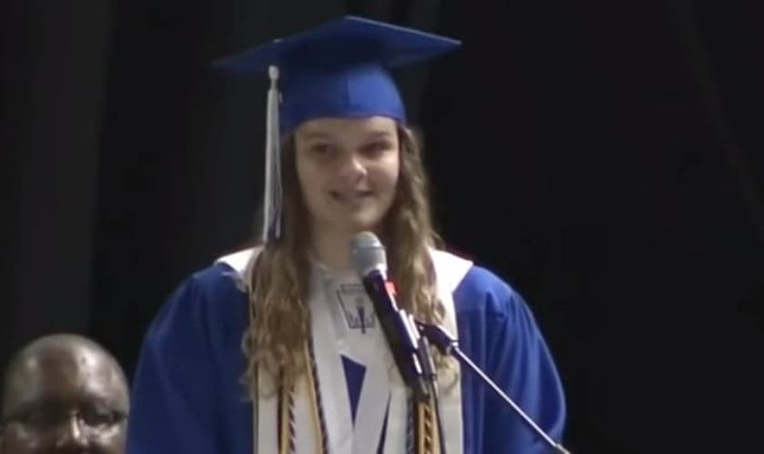 Lydia Owens durante a cerimônia de formatura. (Foto: Reprodução/YouTube/FOX Carolina News)