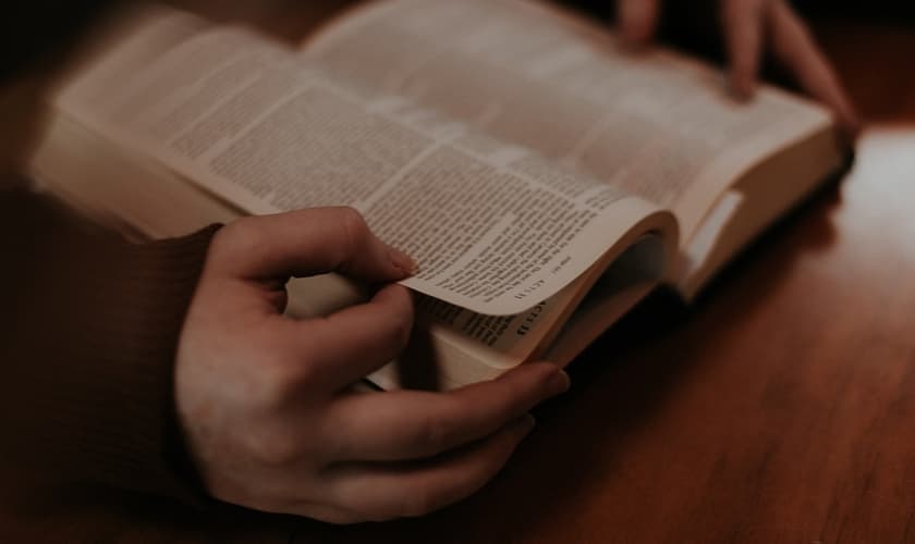 A Bíblia foi considerada apropriada como material de ensino para crianças. (Foto: Reprodução/Unsplash/Priscilla Du Preez)
