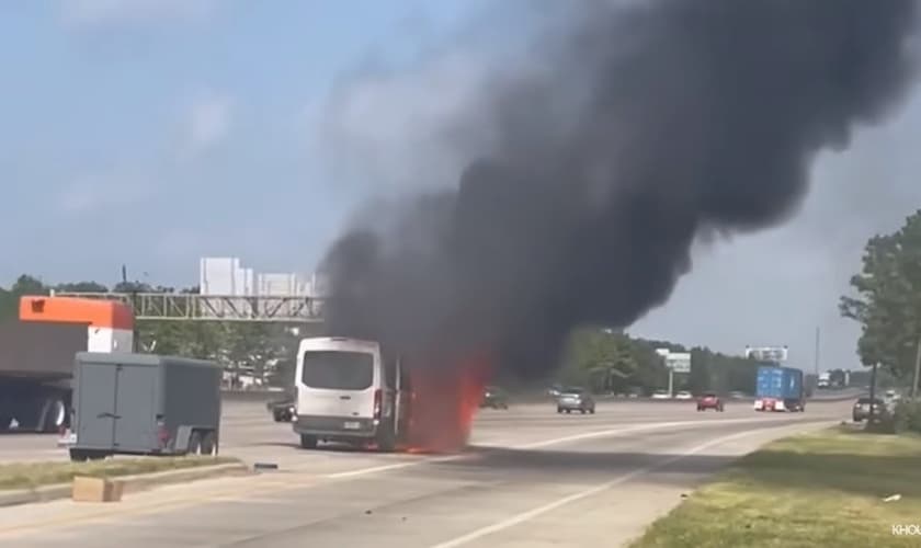 A van explodiu em uma rodovia nos EUA. (Foto: Reprodução/YouTube/KHOU 11)