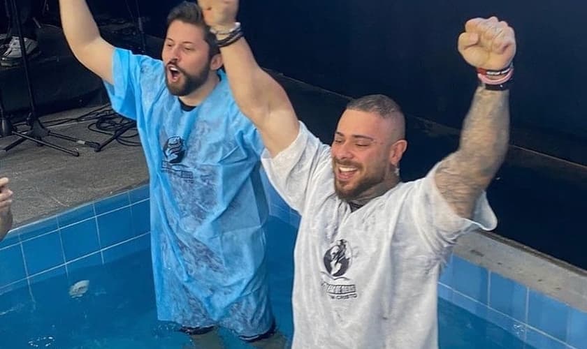 Leo Stronda louva a Deus em seu batismo. (Foto: Reprodução/Instagram/Brunno Fernandes)