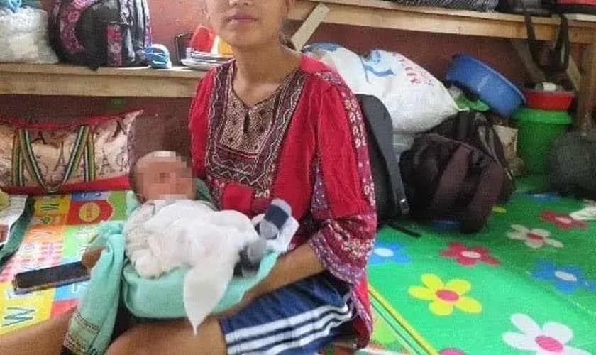 Kuki e seu bebê foram acolhidos em acampamento de deslocados. (Foto: Portas Abertas)