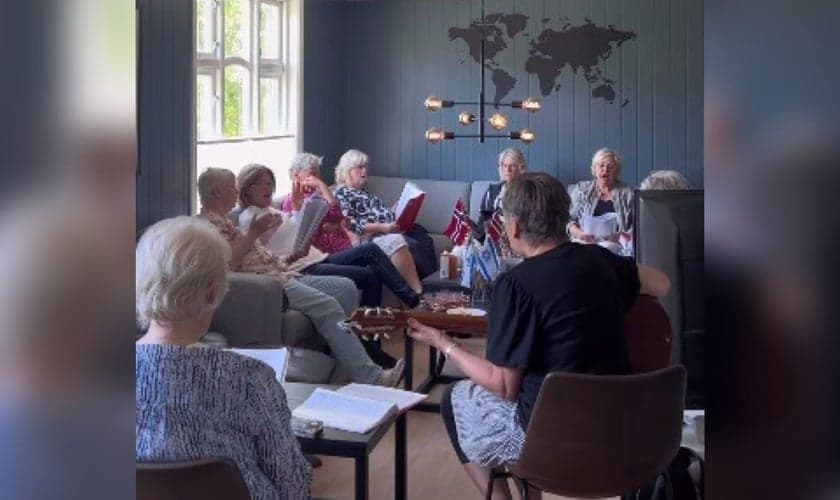 As idosas reunidas adorando a Deus. (Foto: Reprodução/Instagram/Kenzie Kober)