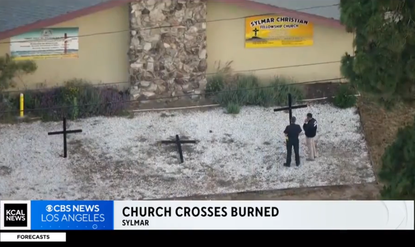 As três cruzes, que ficavam no jardim da Sylmar Christian Fellowship Church, foram encontradas incendiadas. (Foto: Reprodução/KCAL News). 