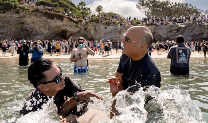 Batismo na Califórnia. (Foto:Reprodução/Twitter/Greg Laurie)