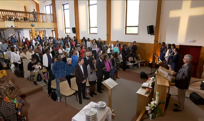 Culto na Igreja Evangélica Protestante de Vauréal. (Imagem ilustrativa: Captura de tela/YouTube/Prod Presença Prot)