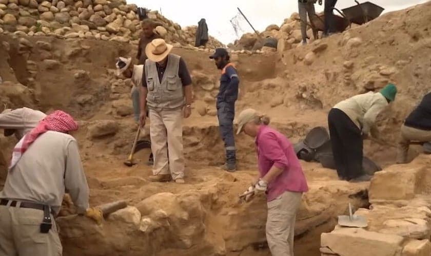Arqueólogos trabalhando no local. (Foto: Reprodução/YouTube/Joel Rosenberg on TBN)