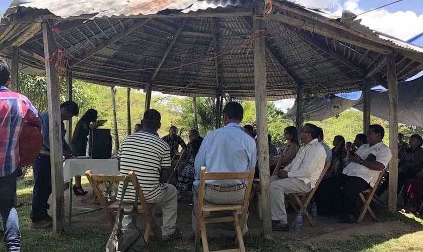 Cristãos expulsos de suas comunidades participam de cultos em tendas. (Foto representativa: Portas Abertas)