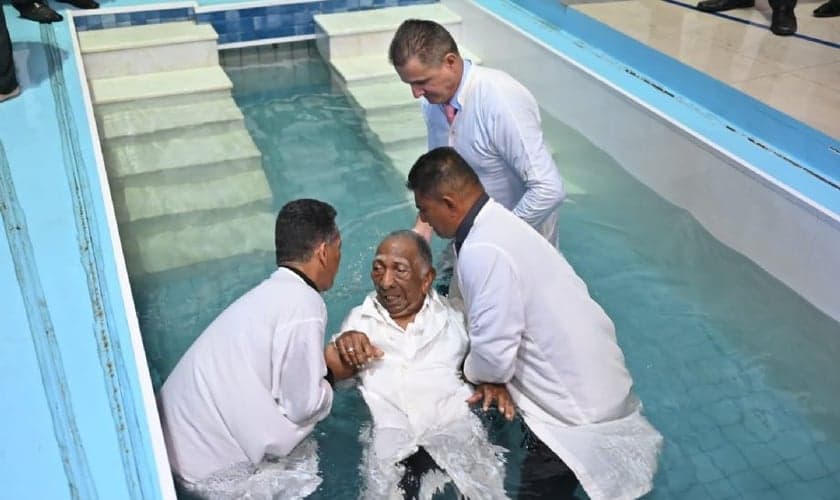 Osvaldo no momento do batismo. (Foto: Reprodução/J1)