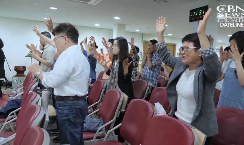 Coreanos em igreja. (Foto: Reprodução/CBN News)