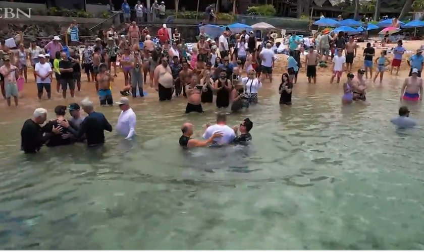 Greg Laurie batiza membros da Capela Kumulani, em Maui. (Captura de tela/CBN News)