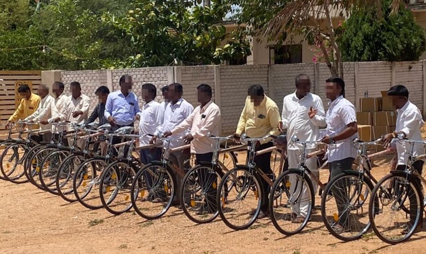 Pastores locais com as bicicletas doadas pela missão ICC. (Foto: Reprodução/International Christian Concern)