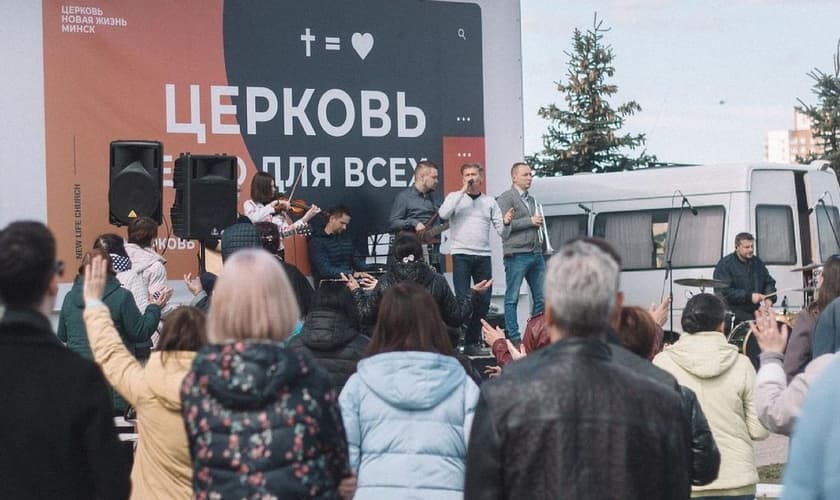 Membros da Igreja Nova Vida em Minsk se reúnem no estacionamento para culto. (Foto: Facebook/Igreja Nova Vida)