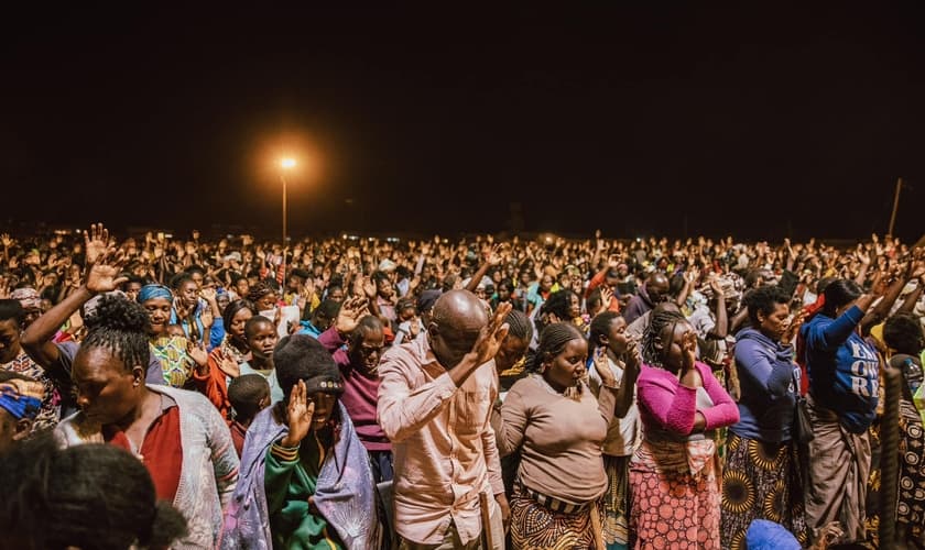 Milhares se entregam a Jesus na África. (Foto: Facebook/ Christ for all Nations USA)