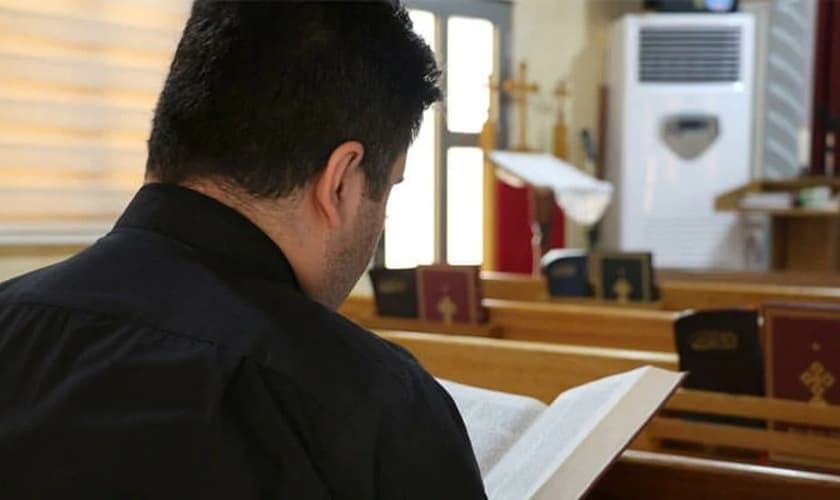 Homem lendo a Bíblia no Líbano. (Foto representativa: Portas Abertas)