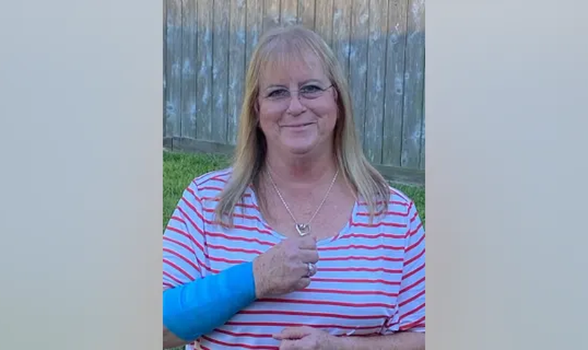 Peggy Jones com o braço engessado após ser atacada por uma cobra e um falcão em sua propriedade no Texas.  (Foto: Peggy Jones)