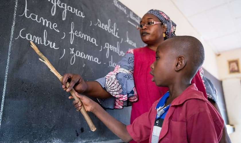 Professora e aluno na África. (Foto: Ilustração/Flickr/Global Partnership for Education - GPE)